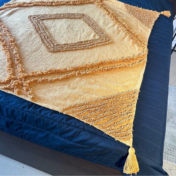 URBAN OUTFITTERS Aden Tufted Throw Blanket Handloom Cotton with Tassels
#0911241 - Picture 4 of 17